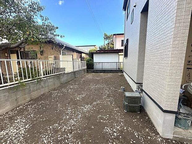 建物横に広がるしっかりとしたスペースが確保されています。隣家との適度な距離が感じられプライバシーも保たれます。日当たりも良好で開放感のある空間です。塀やフェンスが設置されており安心感もあります。