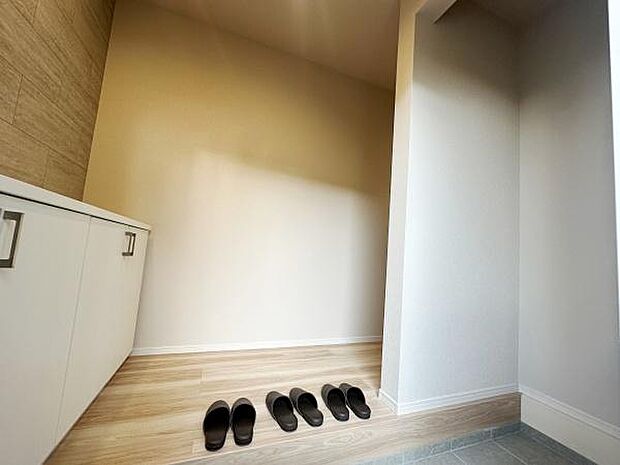 明るく開放感のある玄関が迎えてくれます。収納スペースもしっかり備わっており使い勝手が良い印象です。シンプルで落ち着いたデザインが空間を引き立てています。清潔感ある床材が魅力です。