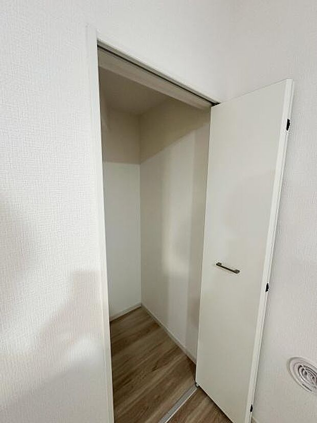 シンプルなデザインの扉がポイントの収納スペースです。奥行きがあり季節用品などの収納にも活用できます。すっきりとした壁紙とフローリングが空間を明るく見せます。お部屋の整理整頓に便利な仕様です。