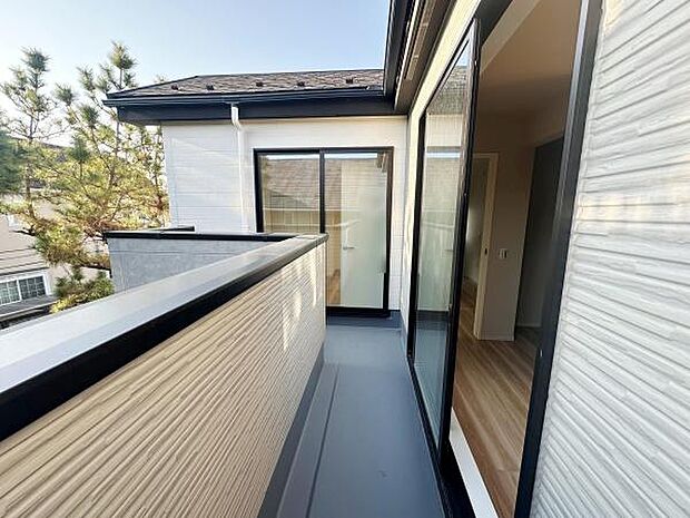 開放感のあるバルコニーはガラス扉から室内とつながり明るい雰囲気が広がります。手すりや床面の素材もシンプルで外観と調和しています。陽光が差し込みやすい配置で明るさを感じられます。