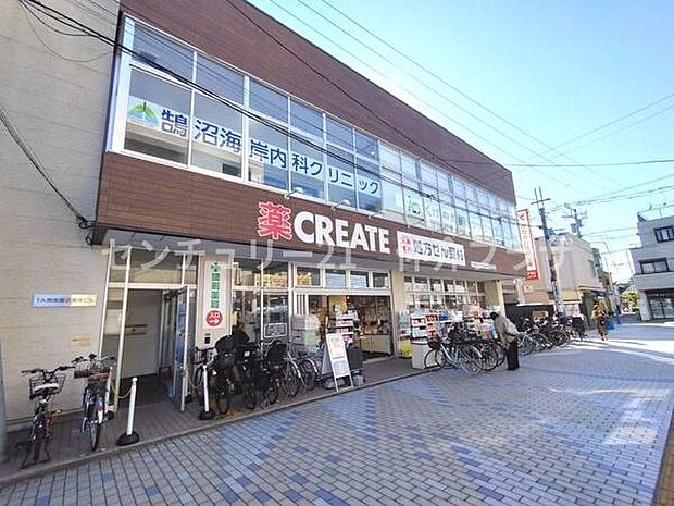 クリエイトエス・ディー小田急鵠沼海岸駅前店まで793m、改札を出てすぐ！食料品など種類豊富です。お仕事帰りなどとても重宝します