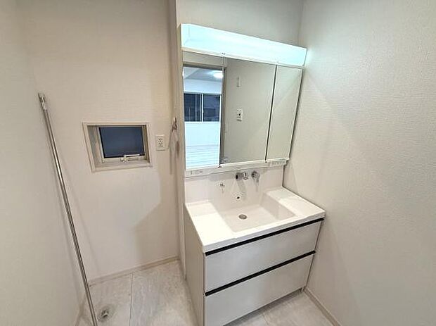 洗面台・洗面所はシンプルで清潔感のあるデザインです。収納スペースも十分に確保されており使いやすい空間になっています。ミラーキャビネットもあり日々の生活に便利です。窓もあるので換気にも配慮されています。