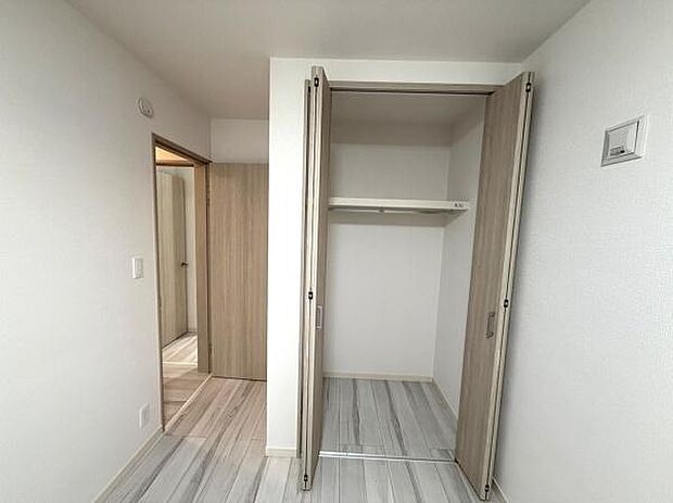 収納スペースがしっかり確保されています。扉付きで荷物をすっきりまとめられます。棚付きで整理もしやすいです。室内と統一感のあるデザインが特長です。