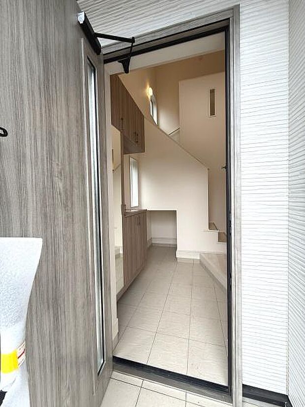 明るさを感じる玄関スペースです。