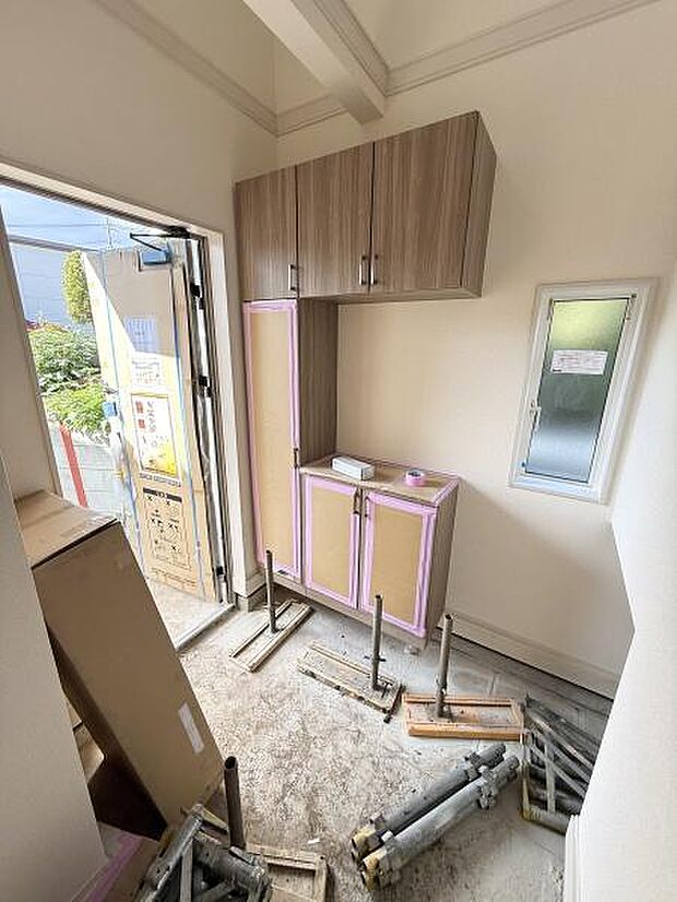 玄関には収納スペースがしっかりと確保されています。明るい採光が取り入れられ開放感があります。上部の吊り戸棚も使いやすい高さです。来訪者にも印象が良い造りになっています。