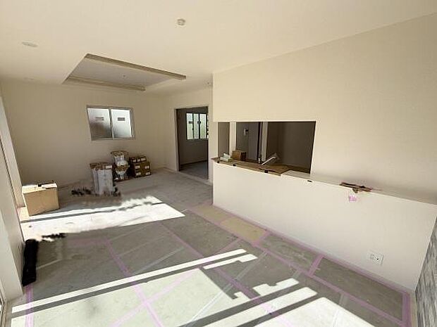 リビングには大きな窓があり室内に明るさが広がります。シンプルな内装が特徴的です。キッチンカウンターがあるため空間に開放感があります。ナチュラルな雰囲気が印象的です。