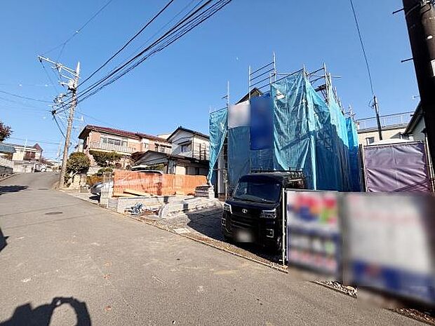 前面道路が広く車の出し入れがしやすい印象です。日当たりの良い環境で現地の様子がしっかり確認できます。住宅街の落ち着いた雰囲気が感じられます。周囲には住宅が建ち並び安心感があります。