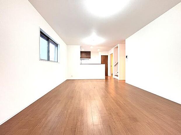 リビングは広々とした空間が広がり開放感を感じられます。ナチュラルな木目のフローリングが温かみを演出します。窓からの採光が良く室内が明るく保たれます。シンプルな内装でインテリアの選択肢も広がります。