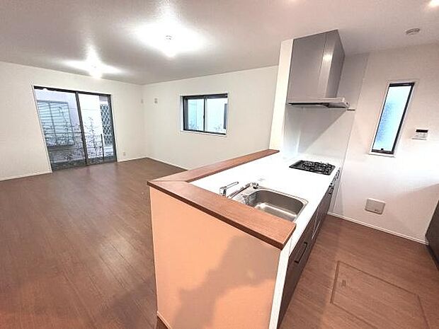 開放感のあるキッチンはリビングやダイニングとのつながりが感じられる配置です。大きな窓からの自然光が明るい空間を演出します。作業スペースが広く収納も充実しています。シンプルで使いやすい設計が魅力です。