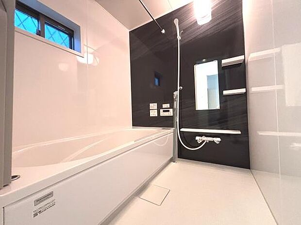 シンプルで落ち着いたバスルームです。白と黒のコントラストが空間にメリハリを与えます。窓から自然光が入るのも特徴です。浴槽やシャワーの設備もまとまっておりお手入れもしやすそうです。