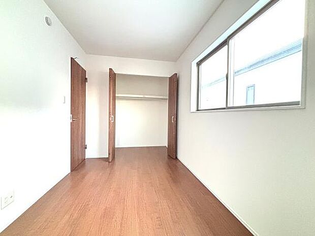 大きな窓があり明るい空間が広がります。収納スペースがしっかり確保されているためお部屋をすっきりと保てます。クローゼットの扉もスムーズに開閉でき使い勝手の良さが感じられます。