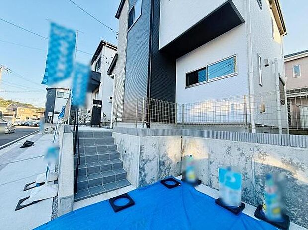 住宅のすぐ前に駐車場が設けられており日々の利便性が高まります。段差が少なく車の出入りもスムーズです。空間がしっかり確保されており車種を選ばず使いやすいです。