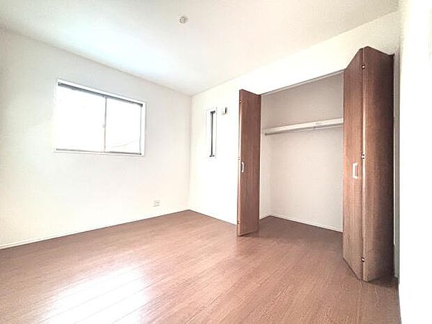 明るい光が差し込む洋室です。収納スペースがしっかり備わっており荷物の整理に便利です。ナチュラルなフローリングが室内をすっきりとした印象にしています。