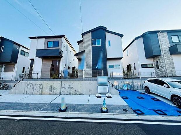 前面道路が広く車の出し入れがしやすそうです。周囲の住宅も新しく統一感があります。駐車スペースが確保されています。現地の外観がしっかり確認でき清潔感のある印象です。