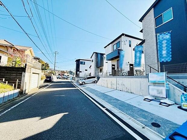 ゆったりとした前面道路に面した住宅で開放感のある雰囲気が印象的です。車の出し入れもしやすい設計となっています。シンプルで落ち着いた外観が魅力的です。敷地のゆとりを感じる建物配置になっています。