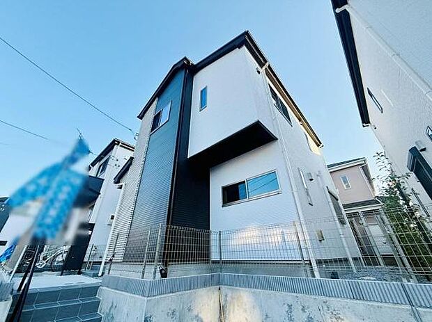 スタイリッシュな外観が際立つ現代的な住まいです。すっきりとしたフォルムが印象的で周囲とも調和しています。道路からの見通しもよくゆとりある敷地が魅力です。