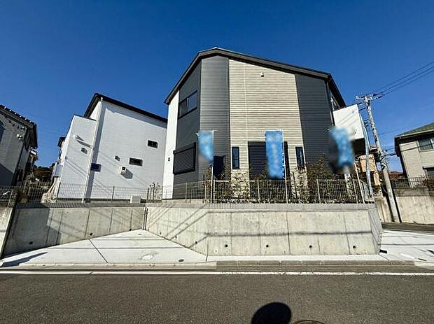 1号棟 現地は幅の広い前面道路に面しており車の出し入れもスムーズに行えます。周囲は開放的な雰囲気が特徴です。物件周辺には整然とした住環境が広がっています。道路沿いのため視界も良好です。