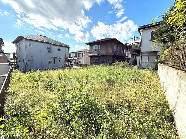 日当たりの良い土地で明るい雰囲気が魅力です。閑静な住宅街に位置し周囲には落ち着いた戸建てが並んでいます。広々としたスペースが確保されており開放感があります。道路からのアクセスもしやすい立地です。
