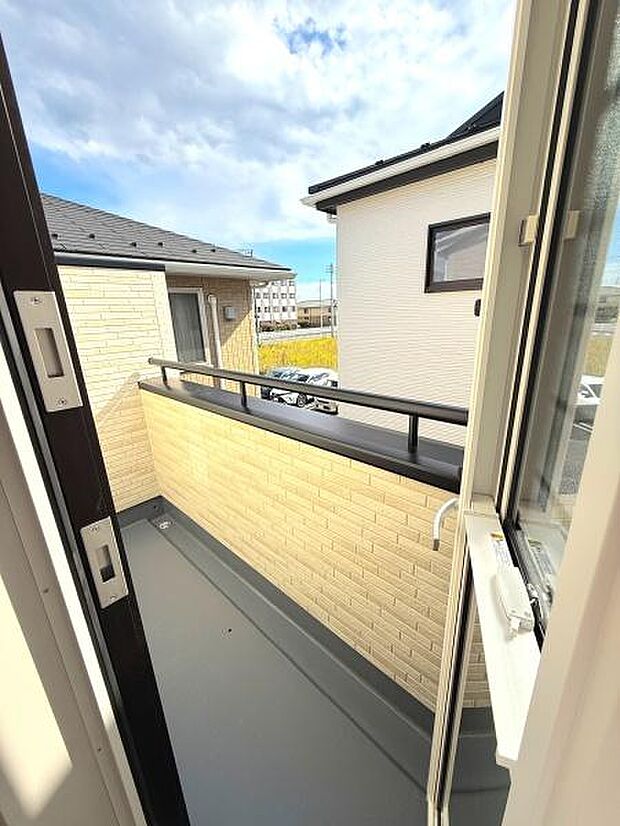 明るい陽射しが差し込むバルコニーです。ゆったりとしたスペースでさまざまな使い方が可能です。外の景色を楽しめる開放的な印象が魅力的です。手すりが設置されていて安心感があります。