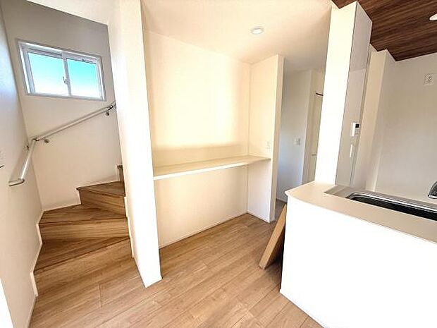 階段やカウンタースペースが特徴的な室内です。明るい窓からの採光が心地よくシンプルな内装が印象的です。木目調の床が落ち着いた雰囲気を演出しています。コンパクトながらも使いやすそうな空間です。