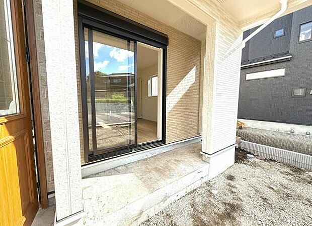 明るい日差しが差し込む玄関まわりです。大きな窓が開放的な印象を演出しています。外からのアクセスもスムーズに行えます。シンプルで使いやすい空間です。雨除けのある玄関も魅力的です。