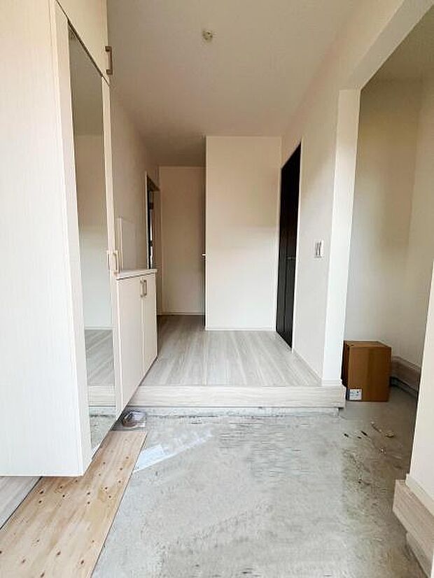 すっきりとした玄関で明るい色合いが特徴です。シューズボックスが備え付けられており収納にも便利です。段差があるため空間がはっきり分かれていて使い勝手も良さそうです。