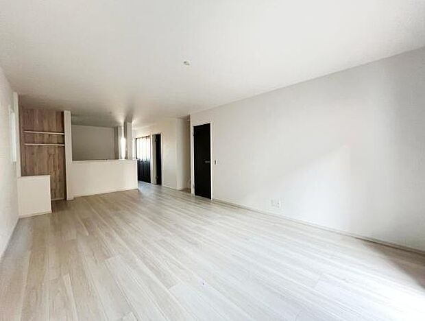 リビングは明るい色合いのフローリングが印象的です。広さを感じるレイアウトで開放的です。ナチュラルな内装が空間を引き立てます。窓からの採光も良好です。