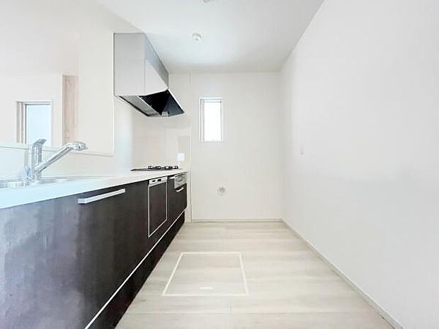 シンプルで使いやすさが際立つキッチンです。白を基調とした空間が広がりを感じさせます。採光も良く明るさが魅力的です。お手入れがしやすいカウンターで日々の作業も効率的です。収納スペースも確保されています。