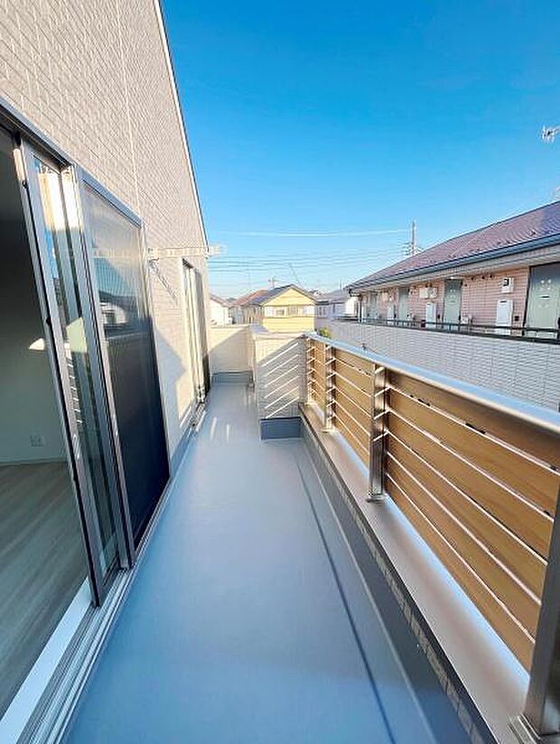 開放感のあるバルコニーは幅にもゆとりが感じられます。日当たりも良好でさわやかな空間となっています。シンプルなデザインの手すりが建物にマッチしています。