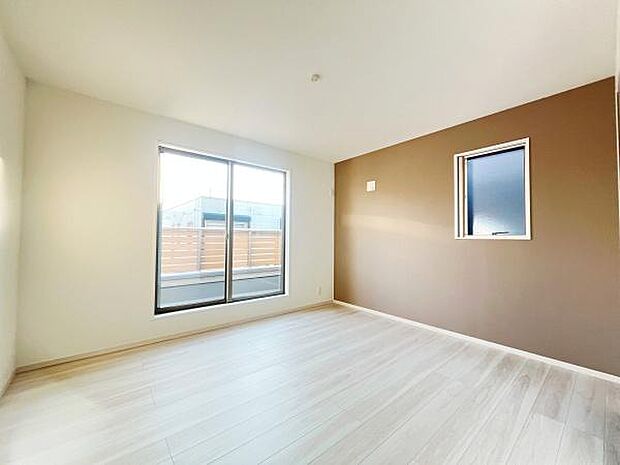 大きな窓から光が差し込む明るい洋室です。アクセントクロスが印象的な空間となっています。ナチュラルなフローリングが気持ちよく開放感もあります。シンプルなデザインでさまざまな家具とも合わせやすいです。