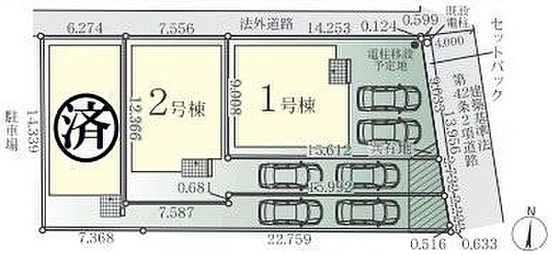 全体の区画レイアウトが分かりやすく表示されています。駐車スペースが複数台分確保されています。各棟の配置や道路との接道状況が一目で確認できて便利です。建物と外構の関係も見やすく整理されています。
