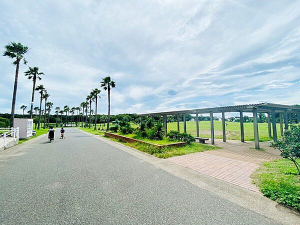 神奈川県立 辻堂海浜公園まで1048m、1日中いっぱい楽しむことが出来ます！