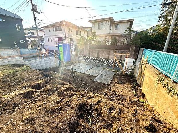 日当たりが良好な土地で開放感があります。周辺は落ち着いた住宅街で静かな環境が魅力です。道路に面しており車の進入もスムーズです。フラットな敷地で整地が進んでいます。