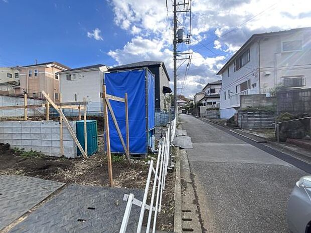 前面道路が幅広く車の出し入れもスムーズに行えます。周囲は住宅が建ち並び落ち着いた雰囲気が感じられます。道路沿いなのでアクセスしやすい立地となっています。空が広く開放感もあります。