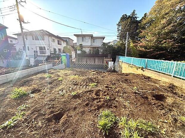 開放感のある敷地が広がっており用途に応じて自由に活用できます。周囲に住宅が立ち並び落ち着いた街並みです。日当たりが良く明るい雰囲気の土地です。道路にも面していてアクセスも便利です。