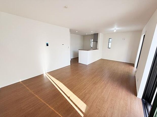 開放感のあるリビングは窓から差し込む自然光が心地よく空間全体を明るく彩ります。シンプルな内装が広さを強調し使いやすいフロア構成となっています。