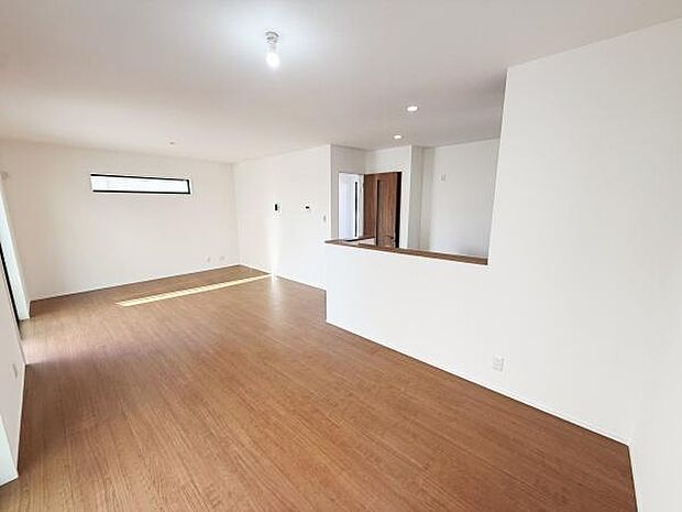 広々としたリビングは開放感がありさまざまなレイアウトに対応できます。窓から自然光が差し込み明るい空間が広がります。ナチュラルなフローリングが落ち着いた雰囲気を演出します。