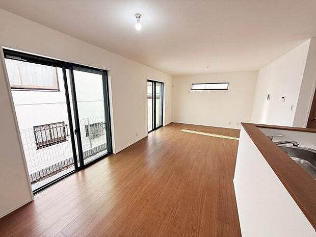 リビングには大きな窓があり室内に明るい光が差し込みます。木目調の床が落ち着いた雰囲気を演出しています。開放感のある空間が広がり使い勝手の良さが感じられます。