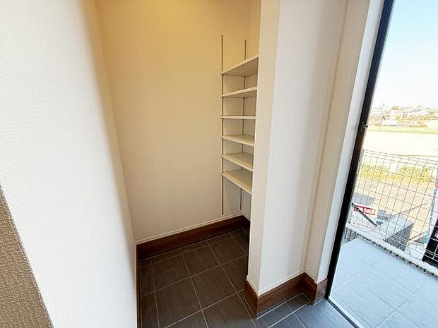 使い勝手の良い収納スペースがあり整理整頓に便利です。棚が設置されているため物の配置がしやすくなっています。採光もあり明るい印象の空間です。玄関横に位置し動線がスムーズです。
