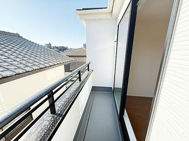 南向きのバルコニーで日当たりが十分に確保されています。周囲の景観も開放感があります。室内からスムーズに出入りできる設計です。メンテナンスしやすいシンプルな造りもポイントです。