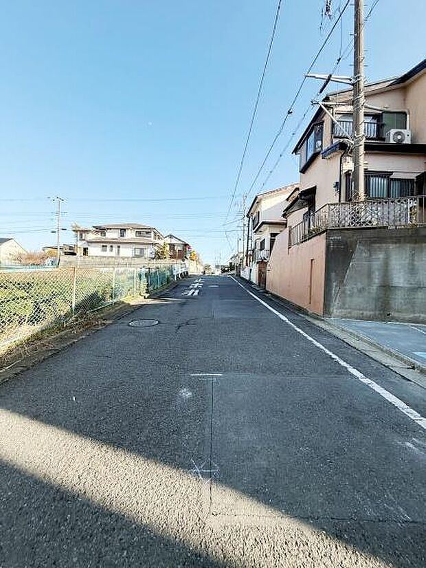 前面道路は幅員があり車の通行もスムーズです。周辺は閑静な住宅街となっております。道路には電柱や設備も整っており生活インフラも充実しています。道路沿いにはフェンスも設置され安全面にも配慮されています。