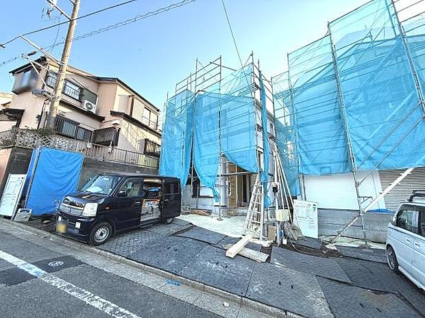 建築中の現場で完成後の新しい住まいをイメージしやすい様子です。静かな住宅街に位置し周辺には落ち着いた雰囲気が広がっています。敷地も広く開放感のある造りが期待できます。