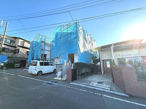 現地の前面道路は幅があり車両の出入りがしやすい環境です。日当たりも良好で全体的に開放的な雰囲気が広がっています。周辺には住宅が建ち並び落ち着いた街並みです。