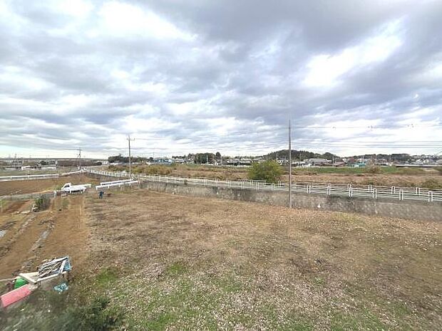 広々とした見晴らしが特徴の土地です。周囲は開放感があり遠くまで視界が広がります。周辺ののどかな環境が魅力的です。空の表情も楽しめるスペースです。静かで落ち着いた雰囲気が感じられます。