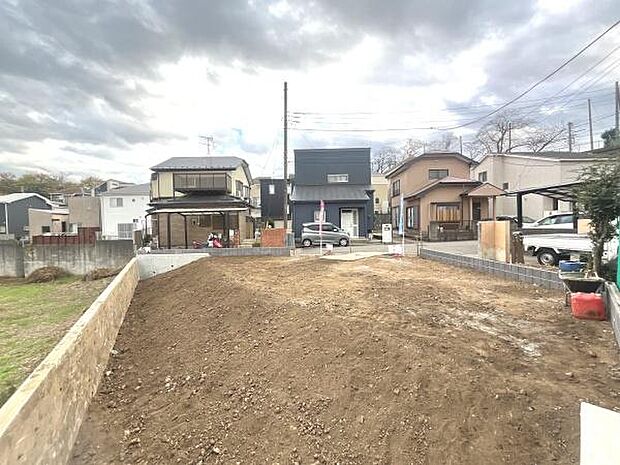 開放感のある更地が広がっています。周辺には住宅が立ち並び落ち着いた街並みが特徴です。道路にも接しており敷地の形も整っています。建築計画にも適した環境が整っています。