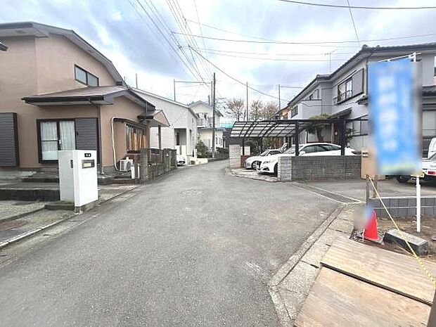 周辺は静かな住宅街で落ち着いた雰囲気です。前面道路は広々として車の出入りもスムーズに行えます。敷地前にはゆとりあるスペースが確保されています。住宅が立ち並び周囲の環境が整っています。