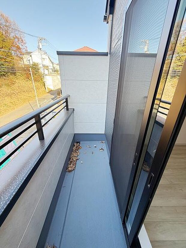 陽当たりの良いバルコニーは空気の流れも感じられる開放的な空間です。ガラス戸から直接アクセスできて外とのつながりを楽しめます。シンプルなデザインで清潔感がありメンテナンスもしやすい仕様です。