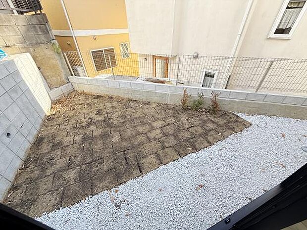 ゆとりある庭スペースが広がっています。手入れがしやすい砂利とコンクリートで仕上げられています。フェンスや塀が設置され安全性もしっかりしています。プライバシーも確保されているのが特徴です。