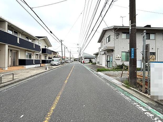 前面道路は幅員が広く車の通行もしやすそうです。建物が整然と並び周辺環境が落ち着いて見えます。道路沿いには歩道や自転車レーンも整備されています。周辺の住宅も手入れが行き届いています。