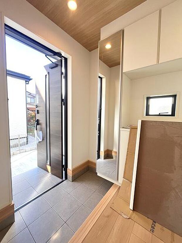 明るい玄関が印象的です。大きな姿見が設置されており出かける前の身だしなみチェックに便利です。収納スペースも確保されており玄関周りがすっきりと片付きます。清潔感のある空間が広がっています。